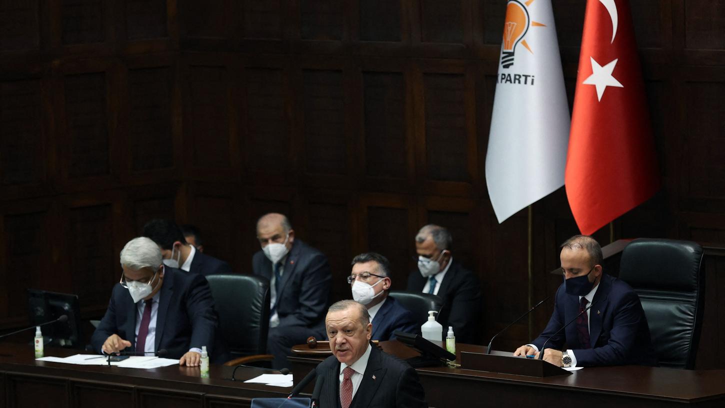 Die Vorwürfe erhöhen den Druck auf ihn und seine Partei: Präsident  Recep Tayyip Erdogan 