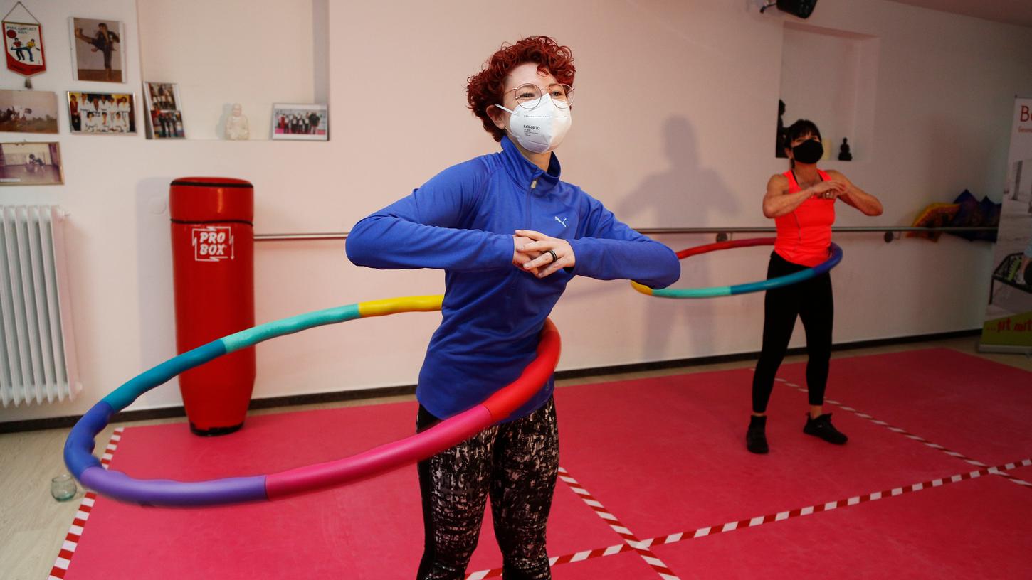 Nach ein paar kläglichen Versuchen klappt‘s: Sportredakteurin Katharina Tontsch (vorne) beim Powerhoop-Training mit Monika Grünbacher. Nach ein paar kläglichen Versuchen klappt‘s: Sportredakteurin Katharina Tontsch (vorne) beim Powerhoop-Training mit Monika Grünbacher.