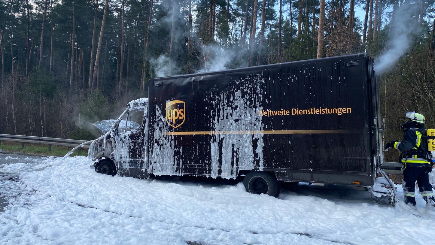Ein Lieferwagen eines Paketboten in Nürnberg auf der A73 in Vollbrand.
Ein Lieferwagen eines Paketboten in Nürnberg auf der A73 in Vollbrand.