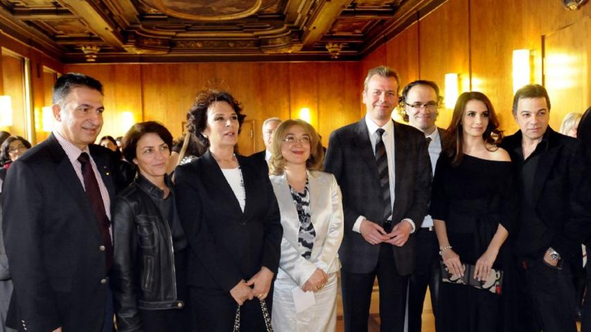 Die türkische Generalkonsulin Ece Öztürk Çildas (4. von links) war sichtlich erfreut über den glamourösen Empfang, zu dem sie und Ulrich Maly geladen hatten.