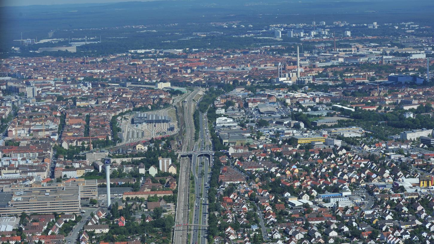 Der Frankenschnellweg aus der Vogelperspektive: Schon heute sieht er wie eine Autobahn aus, die mitten durch die Stadt verläuft.