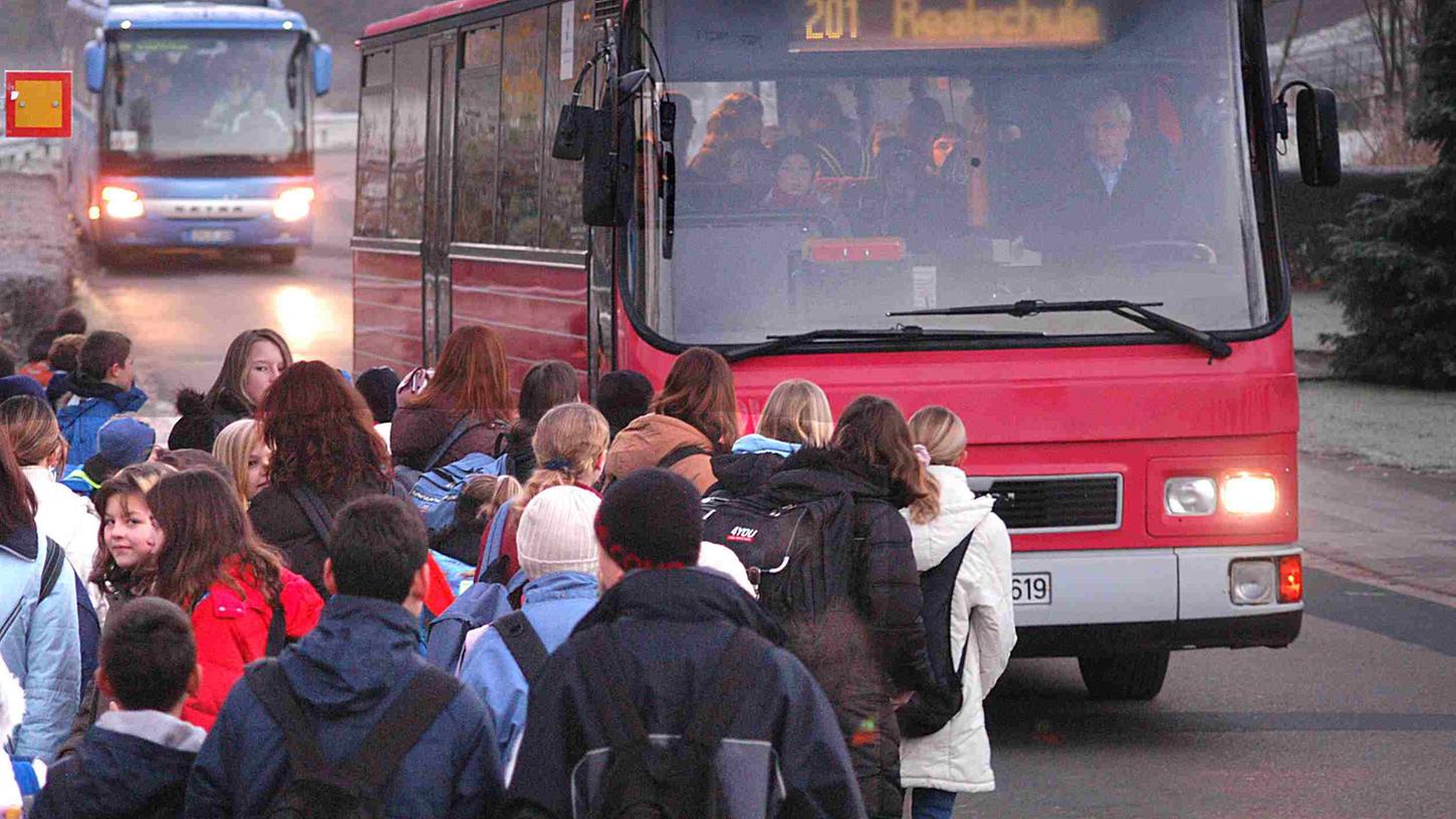 Mit Schulbeginn werden die Busse wieder voller sein, vor allem, wenn es beim Präsenzunterricht bleibt. Im Landkreis ERH sollen deshalb wieder Verstärkerbusse im Einsatz sein.   