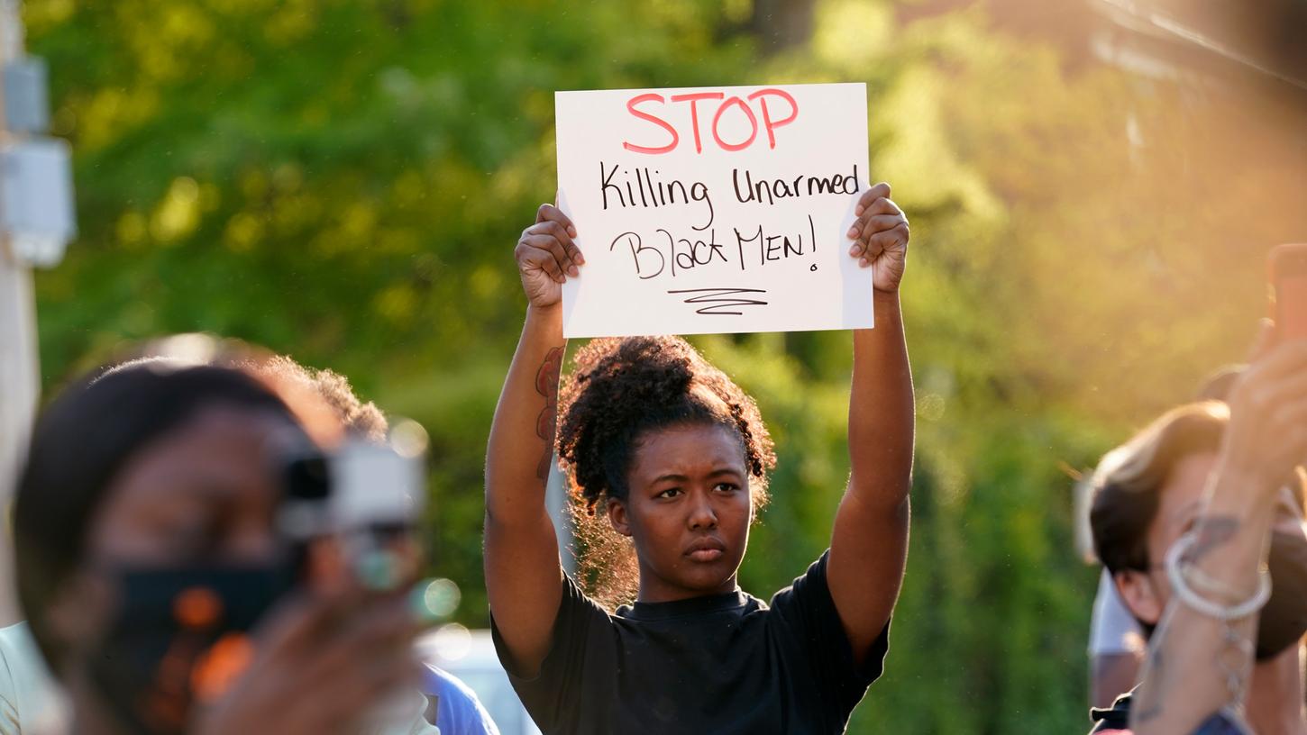 Nachdem ein Afroamerikaner bei einem Polizeieinsatz erschossen wurde, kam es in Elizabeth City (North Carolina) zu Protesten.