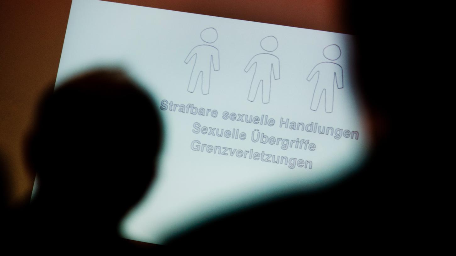 Ein Kind wird anderen Männern für sexuelle Handlungen angeboten. Die Mutter des Mädchens soll die Taten ihres Freundes gebilligt haben. Ab dem 26. April stehen beide in Schweinfurt vor Gericht.
Ein Kind wird anderen Männern für sexuelle Handlungen angeboten. Die Mutter des Mädchens soll die Taten ihres Freundes gebilligt haben. Ab dem 26. April stehen beide in Schweinfurt vor Gericht.