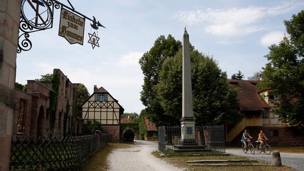 Wer entlang der Pegnitz von Nürnberg nach Schwaig radelt, kommt am ehemaligen Fabrikgut Hammer vorbei. Die Ursprünge des Industriedenkmals reichen bis ins 14. Jahrhundert zurück, für lange Zeit war es eine Drahtziehmanufaktur mit Herrenhaus und Schule. Nach der teilweisen Zerstörung im Zweiten Weltkrieg wurden manche Häuser nicht wieder aufgebaut.