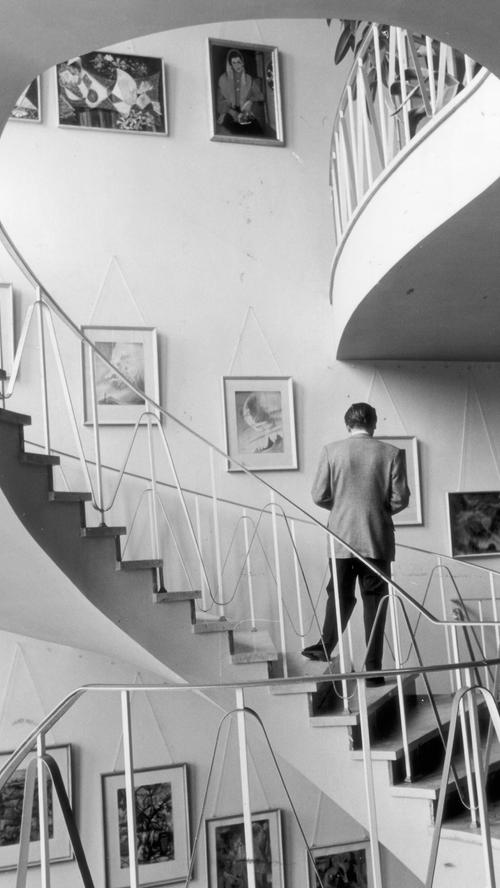 Im Treppenhaus der Versicherung wurden von 1953 bis 1967 Werke zeitgenössischer Künstler aus der Region ausgestellt. Das Foto wurde kurz nach Eröffnung der Galerie im Jahr 1953 gemacht.