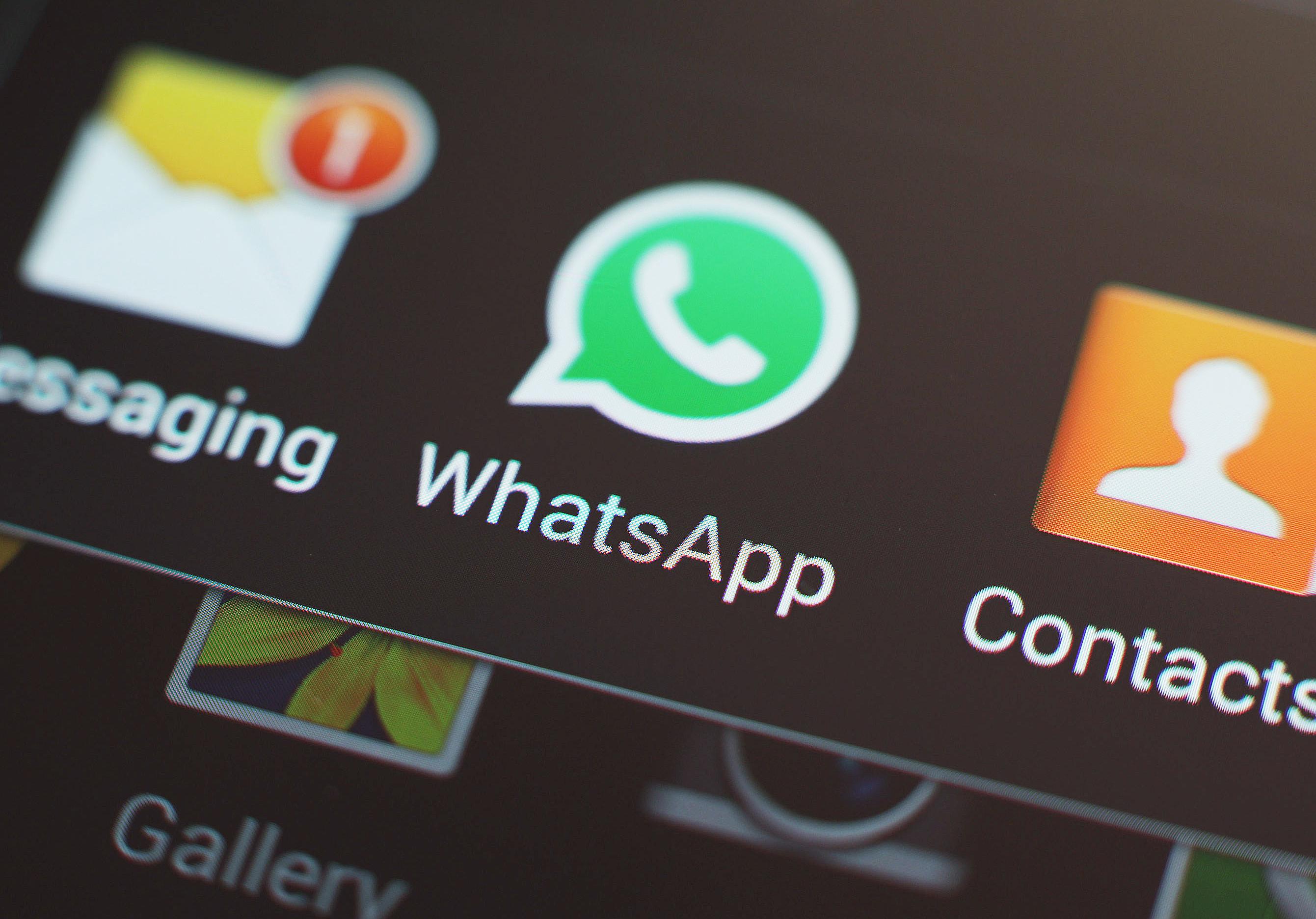 Zum neuen Jahr hat WhatsApp seine AGB aktualisiert, die zum 15. Mai 2021 verpflichtend in Kraft treten. Mit der Zustimmung erlaubt der Nutzer nun, dass bestimmte Daten auch mit Facebook Unternehmen und Facebook Dienstleistern geteilt werden können. Wer den neuen AGBs bis zum Fristende noch nicht zugestimmt hat, dessen Konto wird auf "inaktiv" gestellt. Nachrichten und Anrufe kann man dann zwar noch empfangen, jedoch nicht mehr lesen. Die Nutzer können auch keine (Sprach-)Nachrichten mehr verschicken. Direkt gelöscht werden die Konten der Nutzer aber nicht. Die Nutzer können die aktualisierten Bedingungen und Datenschutzrichtlinien auch nach dem 15. Mai noch akzeptieren - die Funktionalität der App ist dann aber eingeschränkt. 