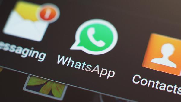 Zum neuen Jahr hat WhatsApp seine AGB aktualisiert, die zum 15. Mai 2021 verpflichtend in Kraft treten. Mit der Zustimmung erlaubt der Nutzer nun, dass bestimmte Daten auch mit Facebook Unternehmen und Facebook Dienstleistern geteilt werden können. Wer den neuen AGBs bis zum Fristende noch nicht zugestimmt hat, dessen Konto wird auf "inaktiv" gestellt. Nachrichten und Anrufe kann man dann zwar noch empfangen, jedoch nicht mehr lesen. Die Nutzer können auch keine (Sprach-)Nachrichten mehr verschicken. Direkt gelöscht werden die Konten der Nutzer aber nicht. Die Nutzer können die aktualisierten Bedingungen und Datenschutzrichtlinien auch nach dem 15. Mai noch akzeptieren - die Funktionalität der App ist dann aber eingeschränkt.