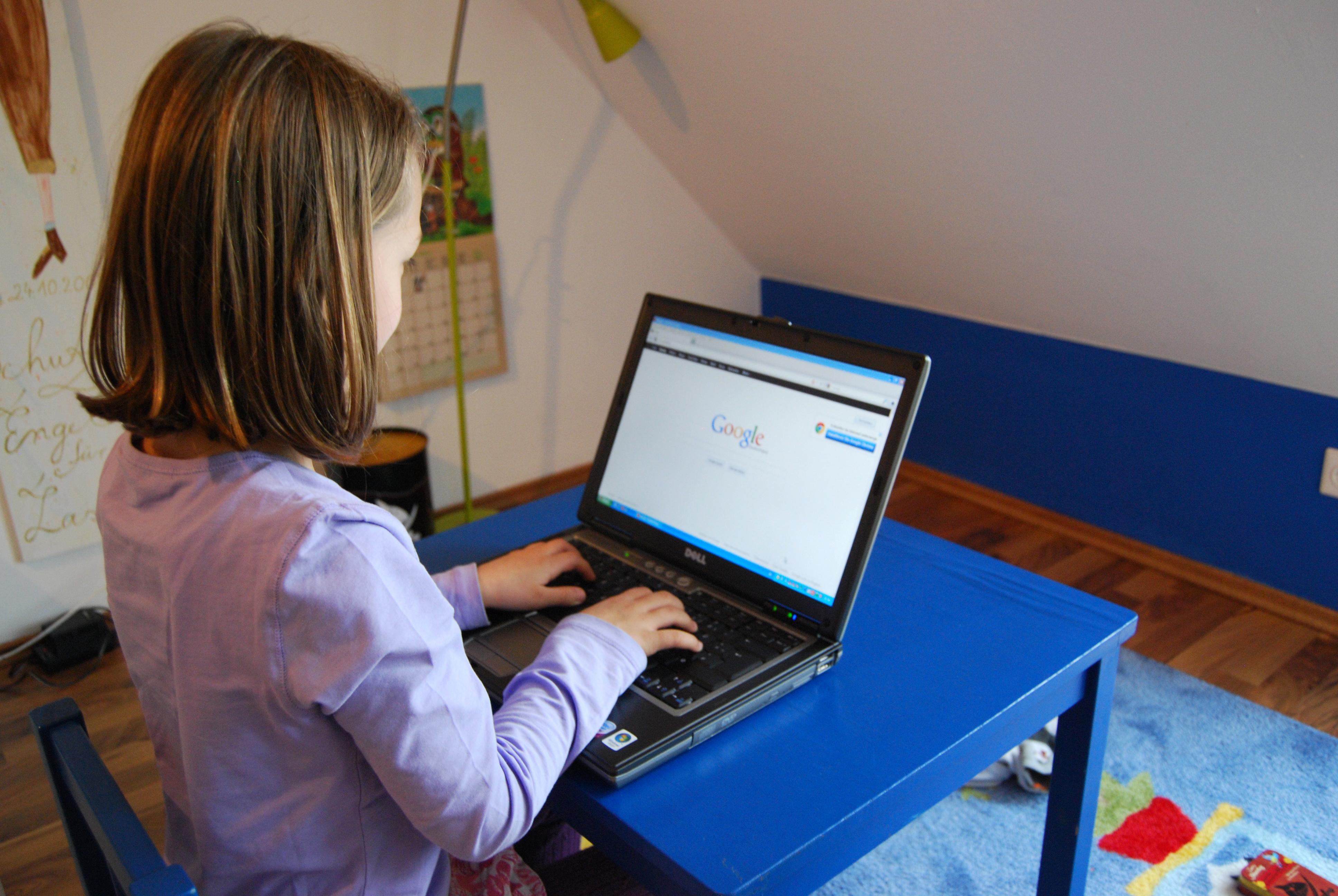 Ab 1. Mai 2021 müssen Anbieter und Betreiber im Internet Kinder und Jugendliche besser vor unpassenden Inhalten, sexueller Anmache, Kostenfallen und Mobbing schützen. Außerdem dient das Update der bisherigen Regelungen der Orientierung: Eltern, Fachkräfte und Jugendliche können durch neu eingeführte, einheitliche Alterskennzeichen die Inhalte im Internet besser einschätzen. Die Durchsetzung der Regelungen ist nicht nur national geplant, sondern soll auch gegenüber ausländischen Anbietern zur Geltung kommen.