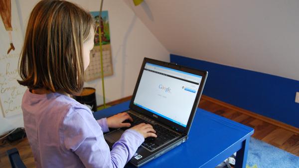 Ab 1. Mai 2021 müssen Anbieter und Betreiber im Internet Kinder und Jugendliche besser vor unpassenden Inhalten, sexueller Anmache, Kostenfallen und Mobbing schützen. Außerdem dient das Update der bisherigen Regelungen der Orientierung: Eltern, Fachkräfte und Jugendliche können durch neu eingeführte, einheitliche Alterskennzeichen die Inhalte im Internet besser einschätzen. Die Durchsetzung der Regelungen ist nicht nur national geplant, sondern soll auch gegenüber ausländischen Anbietern zur Geltung kommen.