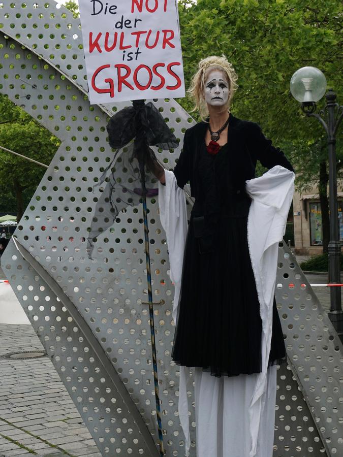 Ein Bild, das Bände spricht: Als traurige Clownin hat sich diese Teilnehmerin einer Demo auf der Kleinen Fürther Freiheit maskiert.