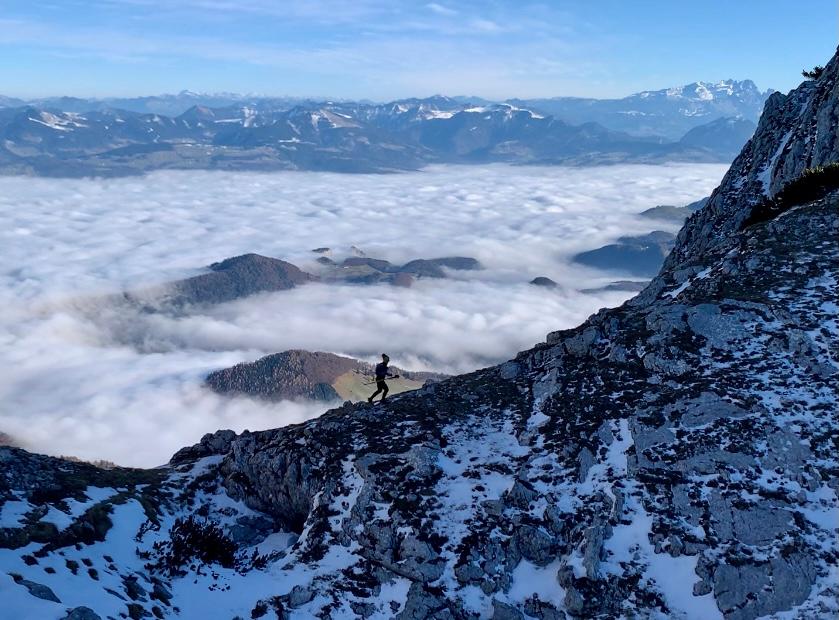 Der letzte Moment des Jahres soll ein persönlicher sein. Ihr ganz persönlicher Sport-Moment! Und das muss gar nicht so krass sein wie bei Läuferin Annika Johann vom Running Team Schamel aus Baiersdorf (im Bild am Berchtesgadener Hochthron). Es kann auch der wöchentliche Lauf um den Dechsendorfer Weiher sein oder die Fahrradrunde durch die Fränkische Schweiz oder der erste Besuch im Fitnessstudio. Egal, wie und unter welchen - 2021 erneut erschwerten - Bedingungen Sie Sport getrieben haben. Gut so! Auf ein Neues in 2022.