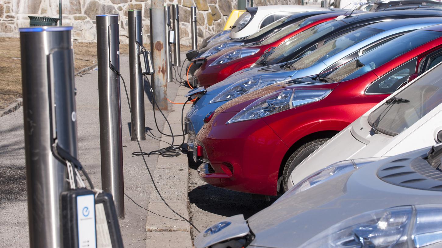 Energiequelle: Elektroautos an der Ladestation. Energiequelle: Elektroautos an der Ladestation.
