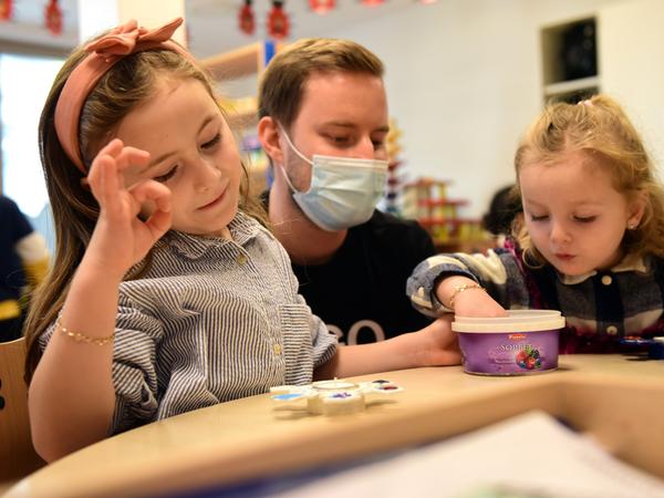 Erzieher, Sozialarbeiter, Grundschullehrer: Im Bereich der frühkindlichen und kindlichen Bildung brauchen vor allem Jungs dringend mehr männliche Vorbilder. Erzieher, Sozialarbeiter, Grundschullehrer: Im Bereich der frühkindlichen und kindlichen Bildung brauchen vor allem Jungs dringend mehr männliche Vorbilder.
