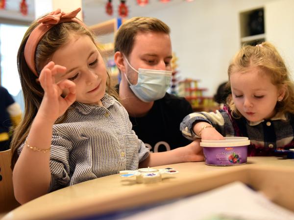 Erzieher, Sozialarbeiter, Grundschullehrer: Im Bereich der frühkindlichen und kindlichen Bildung brauchen vor allem Jungs dringend mehr männliche Vorbilder.  