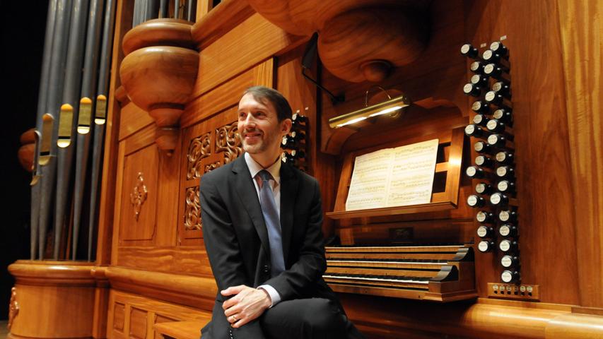 Der französische Organist Olivier Latry ist international gefragt, hier sitzt er an einem Instrument in der taiwanesischen Hauptstadt Taipeh, im Sommer kommt er zur Bachwoche nach Ansbach.
