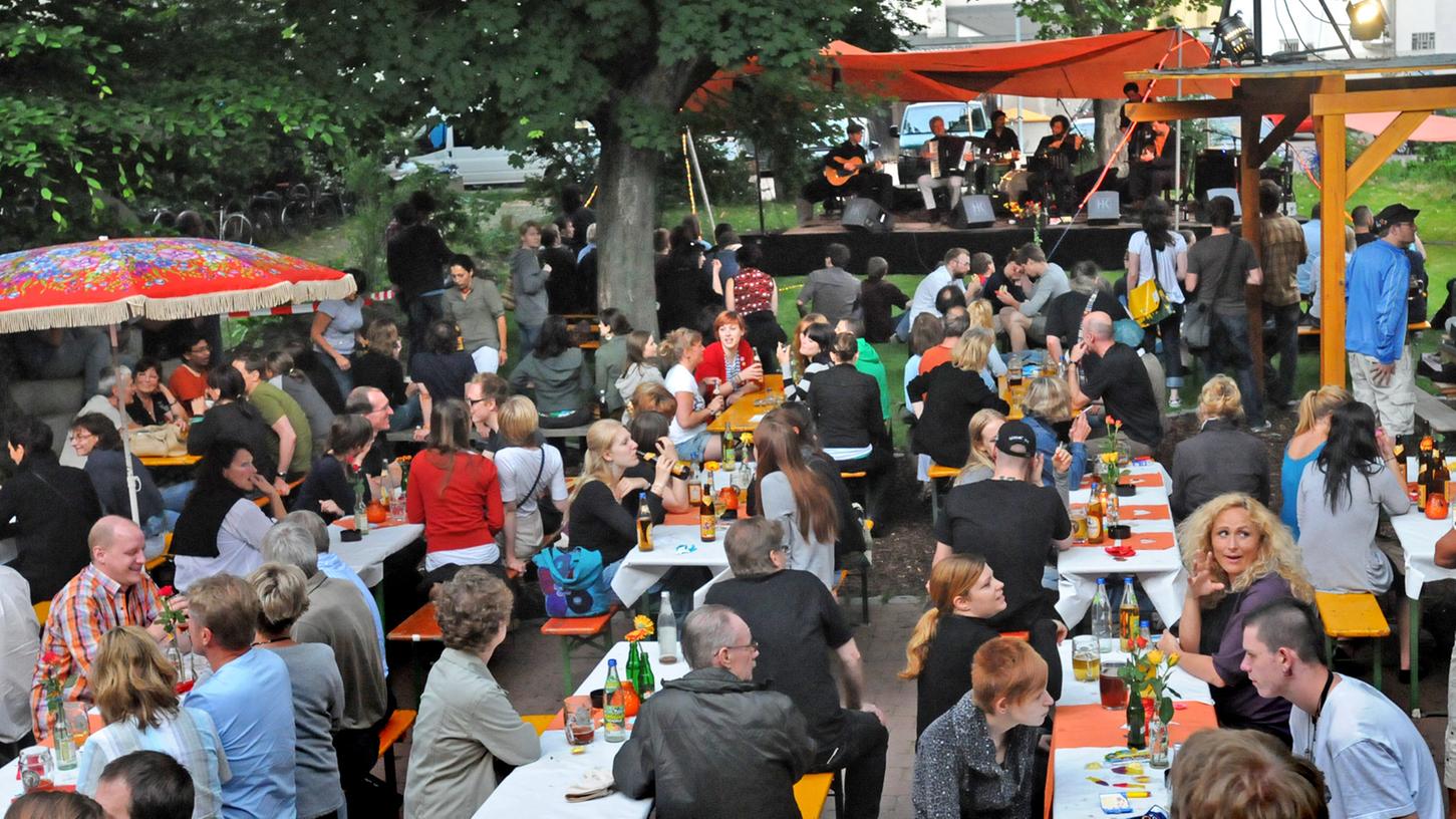 So voll und ganz ohne Abstands- und Hygieneauflagen wie bei den MUZ-Sommerfesten in Vor-Corona-Zeiten wird es im Juli nicht zugehen. Spaß und Musik sollen beim ersten Bonsai-Festival aber trotzdem nicht zu kurz kommen.
So voll und ganz ohne Abstands- und Hygieneauflagen wie bei den MUZ-Sommerfesten in Vor-Corona-Zeiten wird es im Juli nicht zugehen. Spaß und Musik sollen beim ersten Bonsai-Festival aber trotzdem nicht zu kurz kommen.