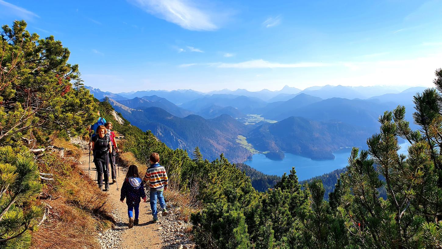Am Königsstand oberhalb des Walchensees und somit noch in Deutschland - das könnte eine der hochalpinen Wanderungen sein, die noch im Juni und somit am Ende der Pfingstferien möglich sind.
Am Königsstand oberhalb des Walchensees und somit noch in Deutschland - das könnte eine der hochalpinen Wanderungen sein, die noch im Juni und somit am Ende der Pfingstferien möglich sind.