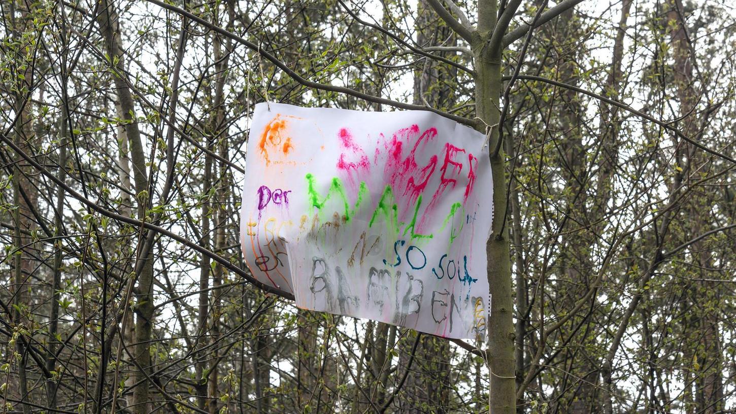 „Unser Wald soll so bleiben“: Dieses Plakat aus Kinderhand wurde an dem vom Sportplatzbau akut bedrohten Eichenwäldchen bei der Grundschule aufgehängt.