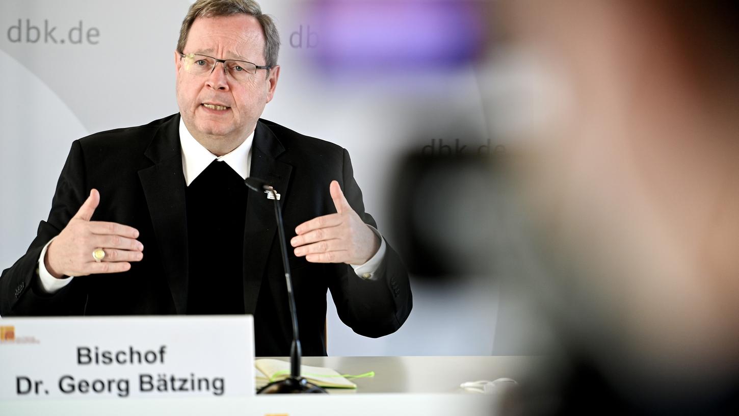 Der Vorsitzende der Deutschen Bischofskonferenz (DBK), Georg Bätzing, hat die Tübinger Theologin Johanna Rahner aufgefordert, ihren umstrittenen Satz zurückzunehmen.