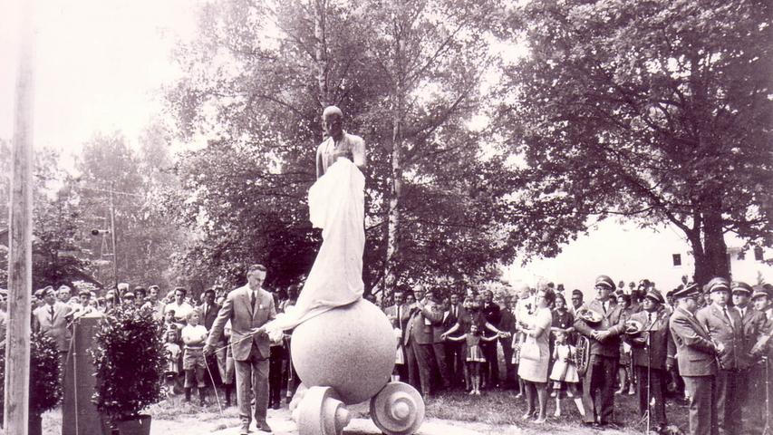 Das kennen nicht nur Bubenreuther: Das Geigenbauer-Denkmal auf dem Eichenplatz, hier bei seiner Enthüllung durch Otto Schuh.
