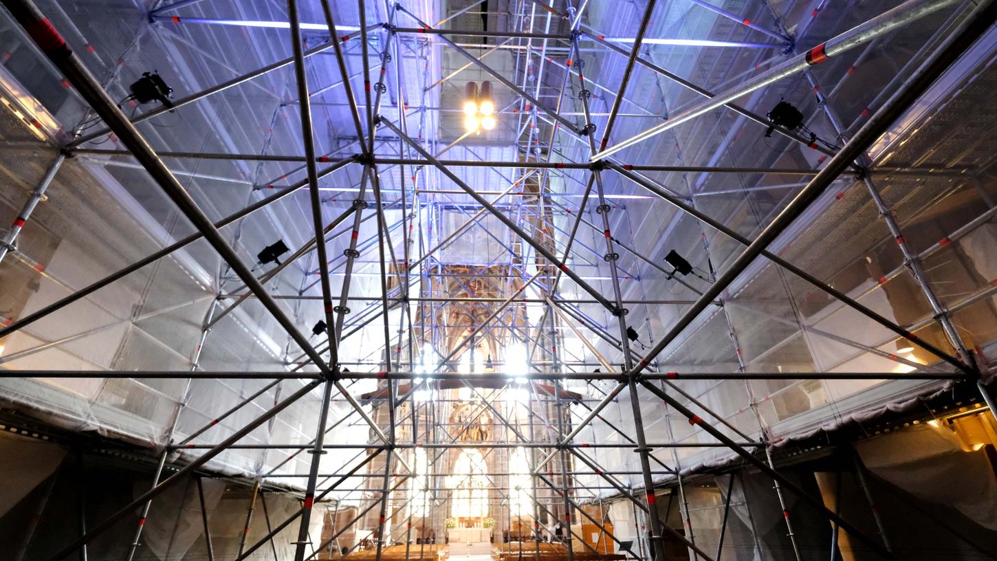 Riss in der Außenwand: Schwere Schäden an der Lorenzkirche Riss in der Außenwand: Schwere Schäden an der Lorenzkirche
