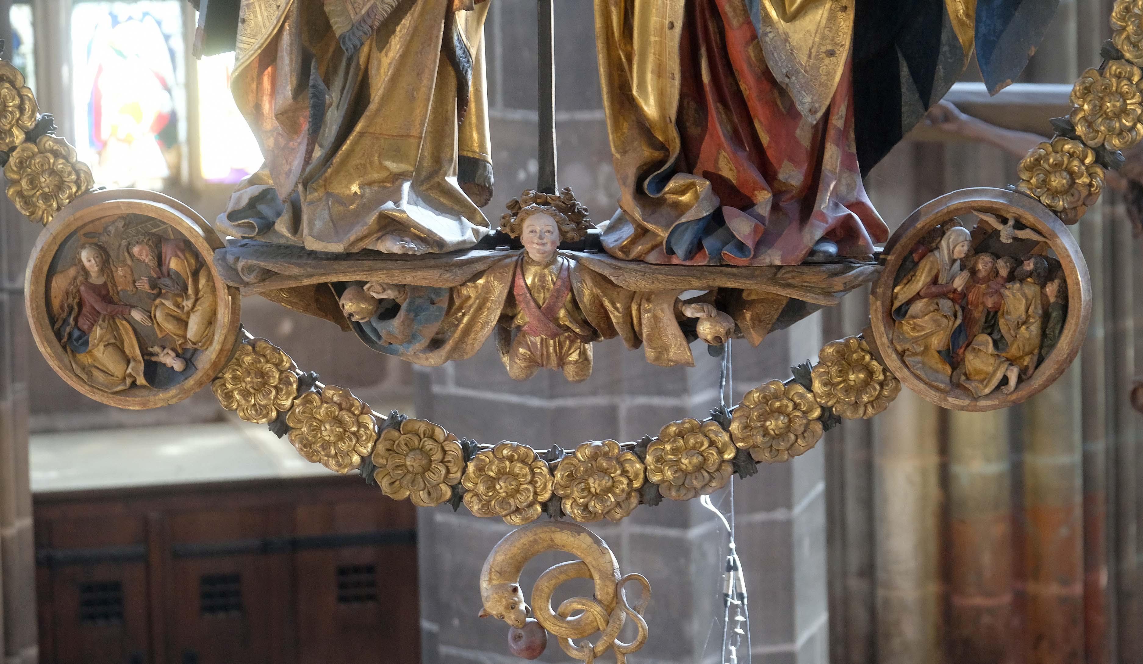 Detail des "Englischen Grußes": Zwischen zwei runden Medaillons sind acht Rosenkranz-Perlen aus Holz zu sehen. Jede Blüte steht für ein Gebet, das Gläubige sprechen sollen.