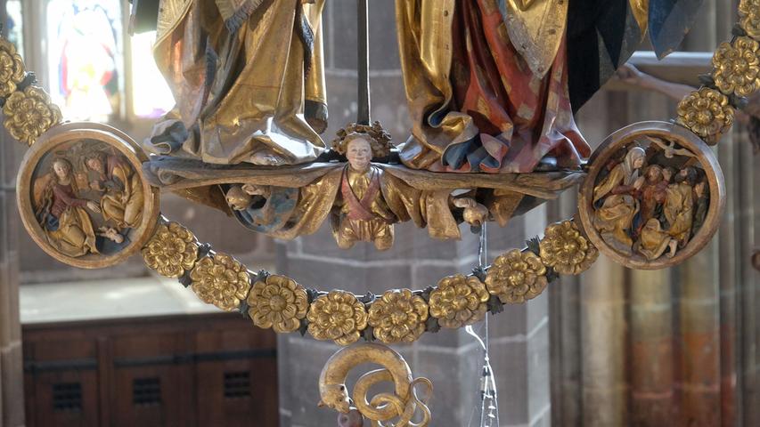 Detail des "Englischen Grußes": Zwischen zwei runden Medaillons sind acht Rosenkranz-Perlen aus Holz zu sehen. Jede Blüte steht für ein Gebet, das Gläubige sprechen sollen.