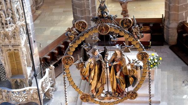 Neben dem "Englischen Gruß" ist das fast 20 Meter hohe Sakramentshäuschen des Bildhauers Adam Kraft zu sehen.