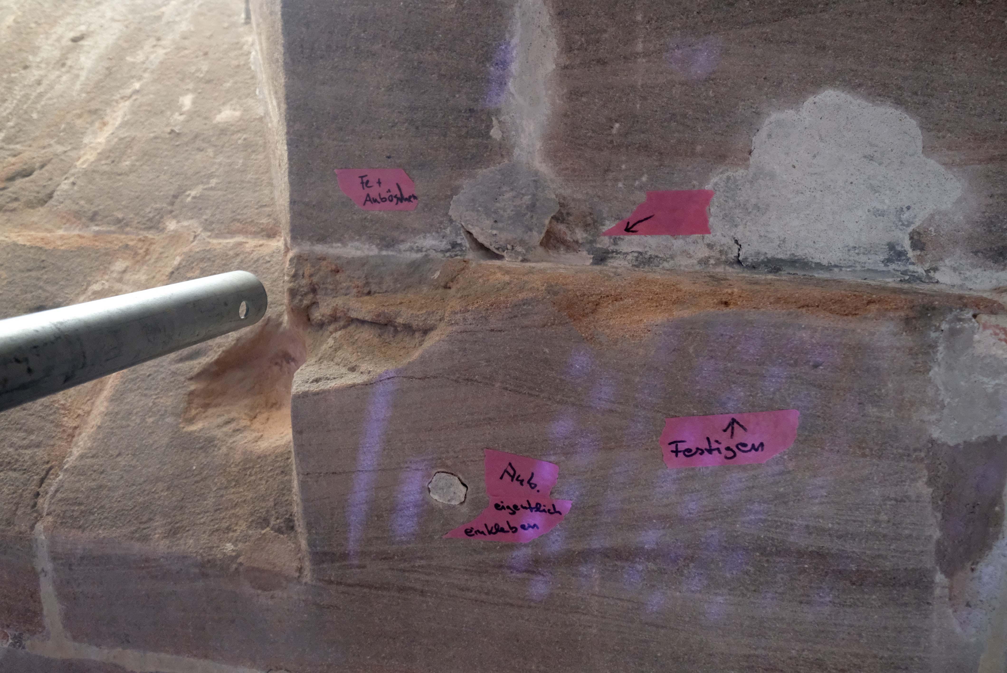 "Sandstein festigen": Handwerker haben auf kleinen Zetteln notiert, welche Aufgaben sie noch erledigen müssen.