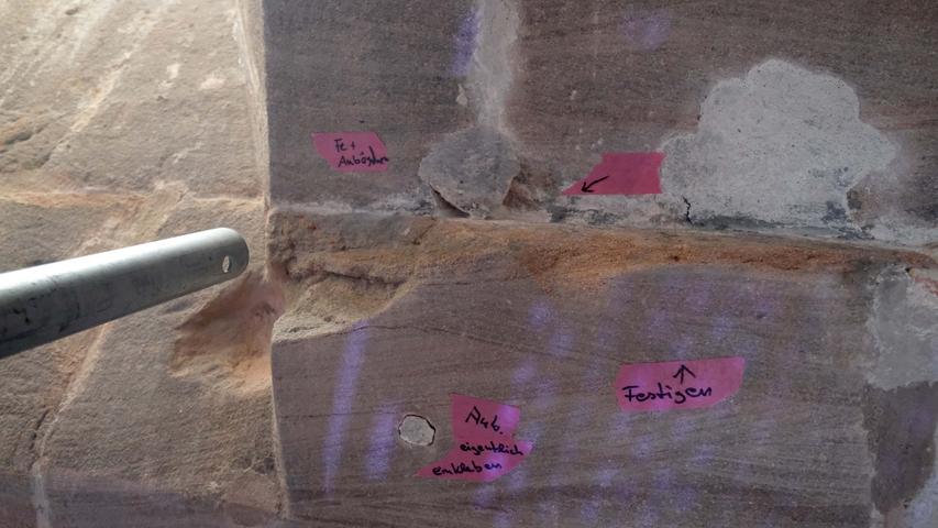 "Sandstein festigen": Handwerker haben auf kleinen Zetteln notiert, welche Aufgaben sie noch erledigen müssen.