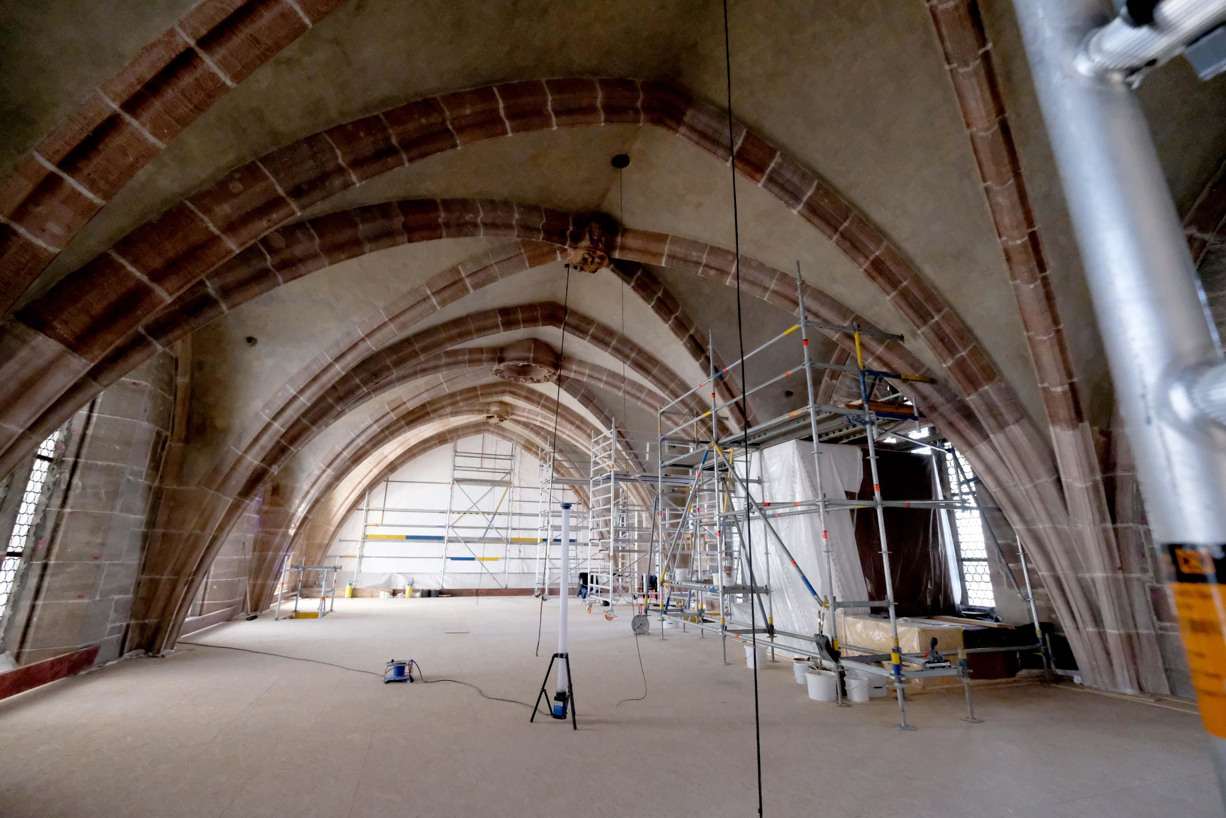 In 20 Metern Höhe: Das Kreuzrippengewölbe mit Schlusssteinen des Mittelschiffs.