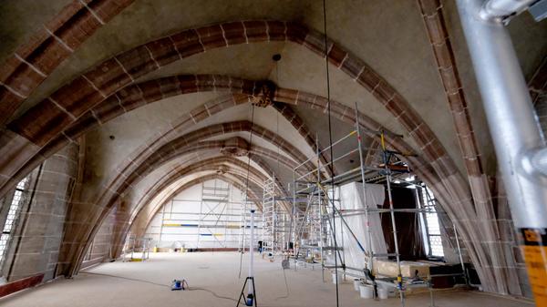 In 20 Metern Höhe: Das Kreuzrippengewölbe mit Schlusssteinen des Mittelschiffs.