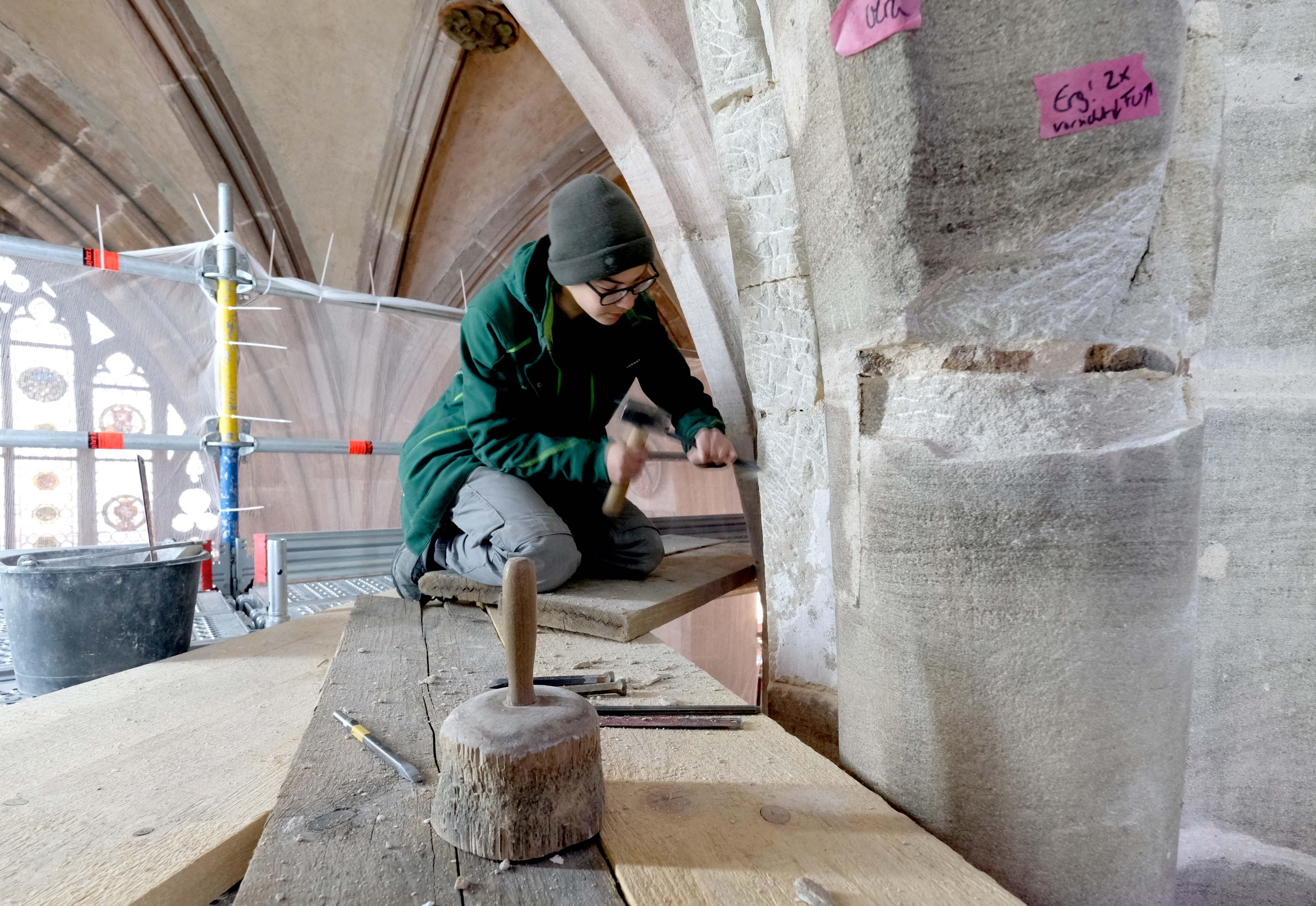 Handarbeit: Jeder Stein wird individuell behandelt.