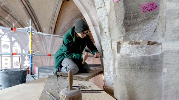 Handarbeit: Jeder Stein wird individuell behandelt.