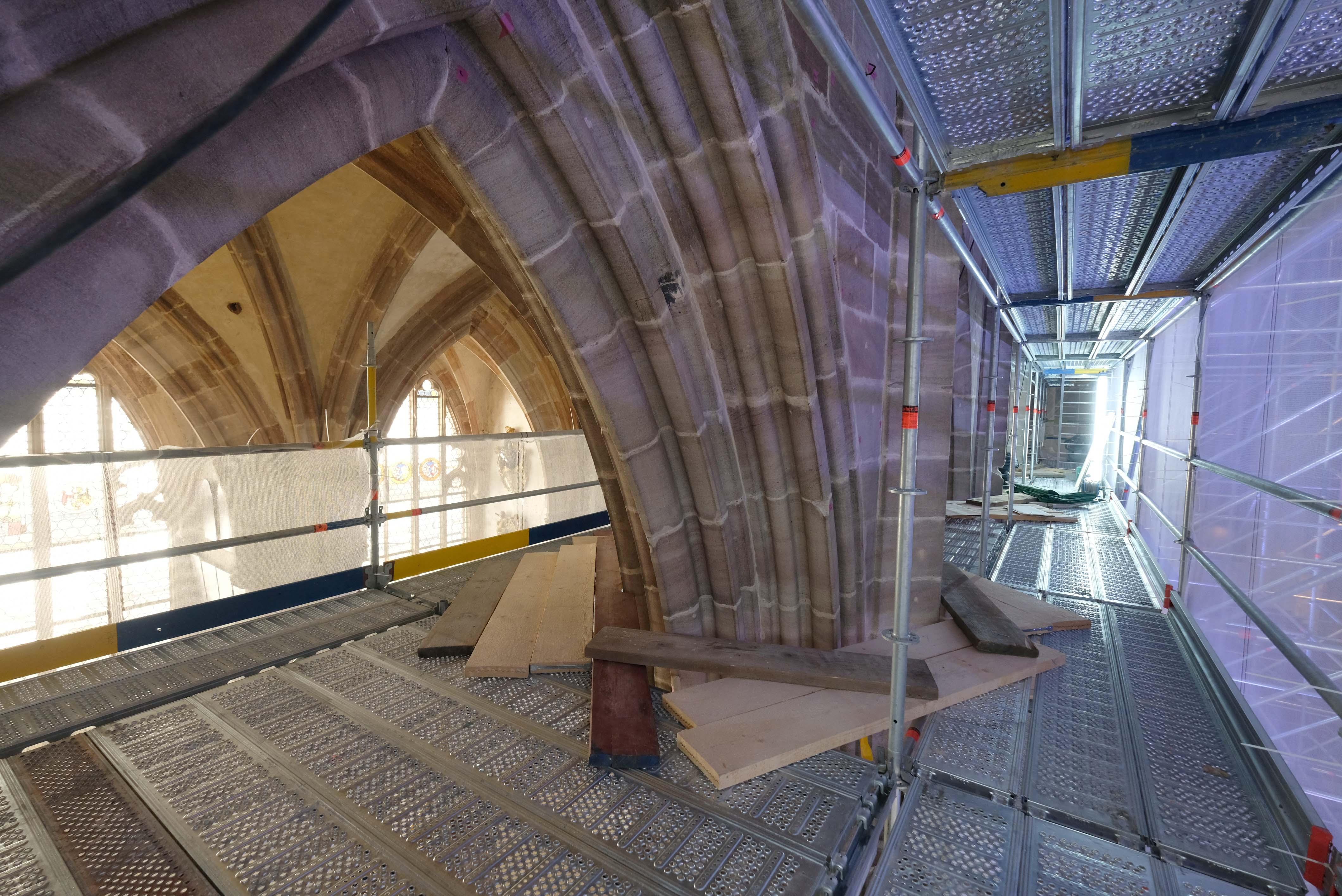 Durch 20 Meter hohe Gerüste kommen die Handwerker an die Sandsteinbögen der Gewölbe heran.