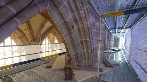 Durch 20 Meter hohe Gerüste kommen die Handwerker an die Sandsteinbögen der Gewölbe heran.