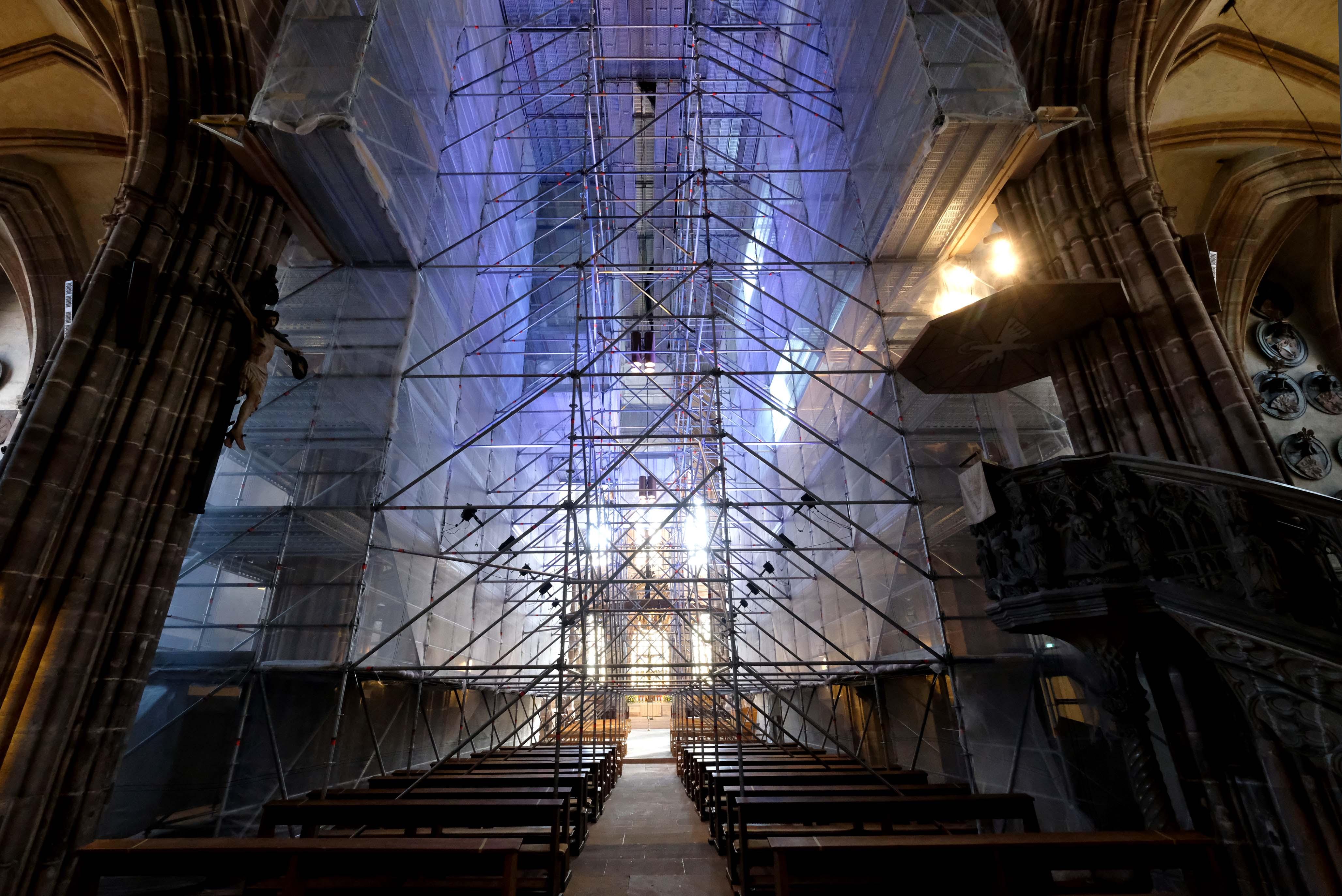 Ein Hauch Mystik: das mit Gerüsten vollgestellte Hauptschiff der Lorenzkirche.