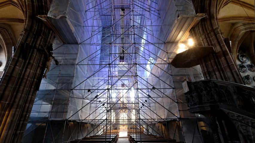 Ein Hauch Mystik: das mit Gerüsten vollgestellte Hauptschiff der Lorenzkirche.
