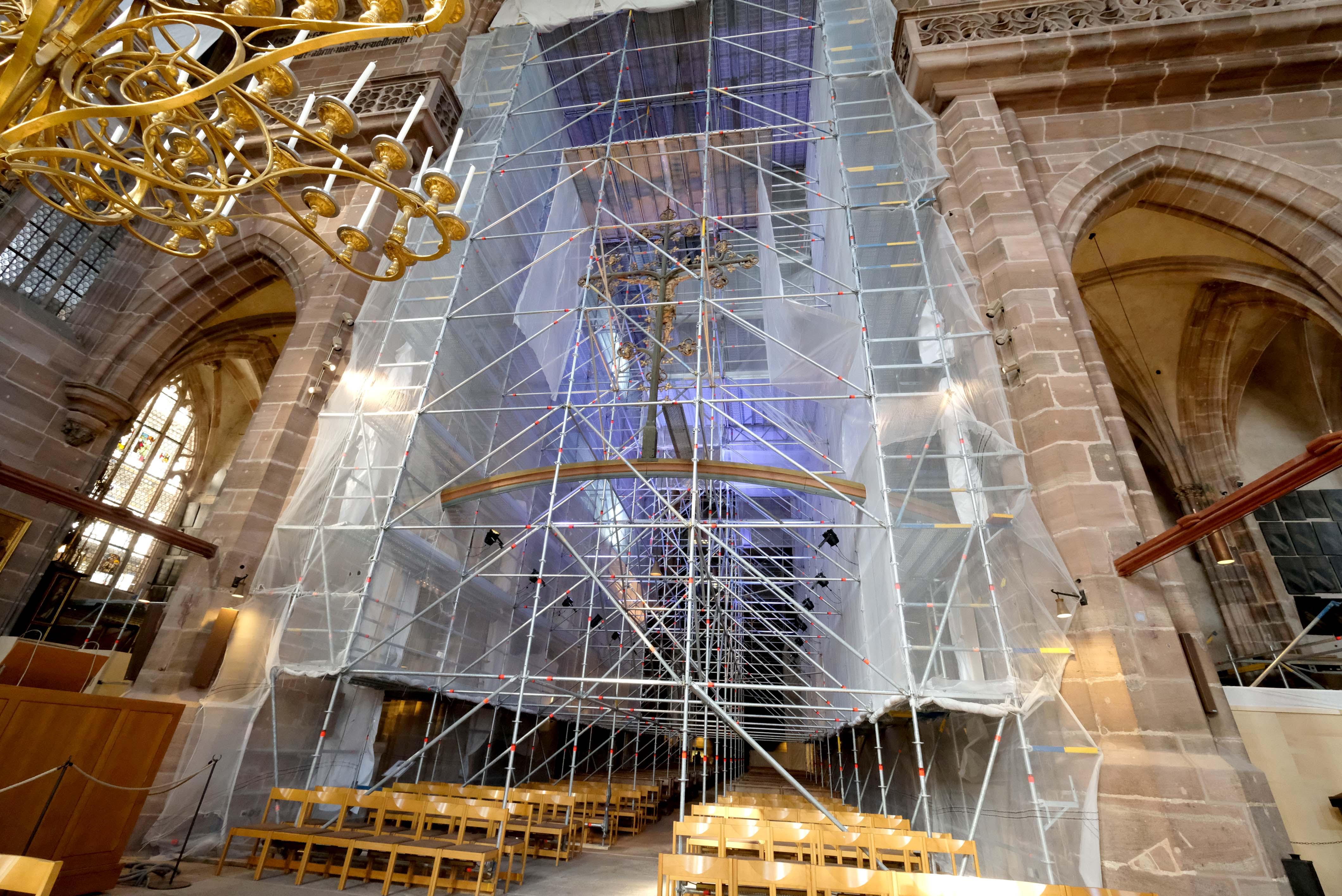 Die Gläubigen müssen beim Gottesdienst noch lange mit den Gerüsten leben.