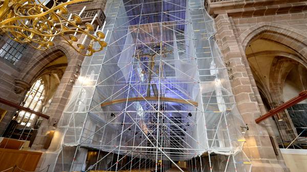 Die Gläubigen müssen beim Gottesdienst noch lange mit den Gerüsten leben.