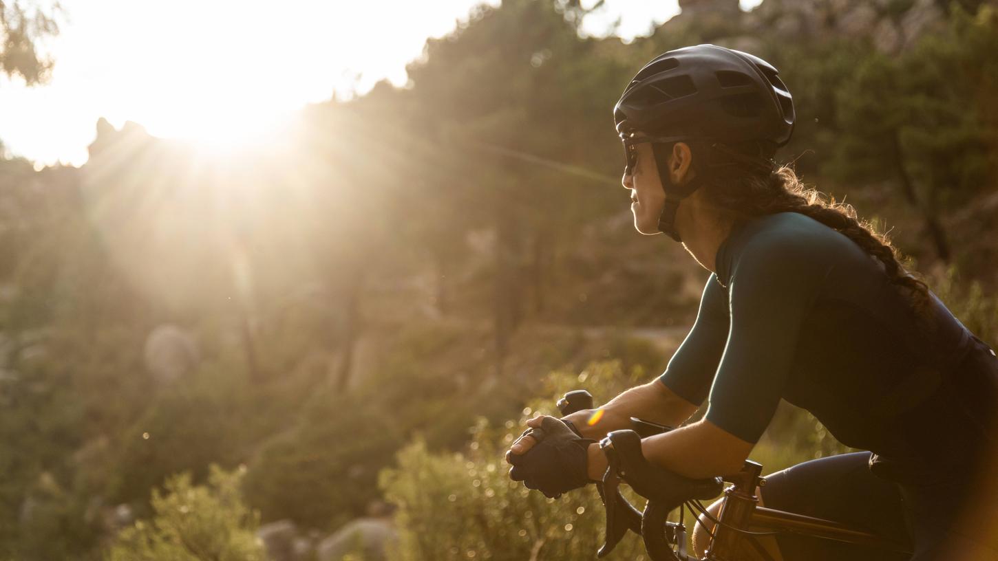Auf zwei Rädern durch die Natur: Schnell ist man mit dem Rennrad, für lange Ausfahrten eigenen sich auch andere Fahrräder.
Auf zwei Rädern durch die Natur: Schnell ist man mit dem Rennrad, für lange Ausfahrten eigenen sich auch andere Fahrräder.