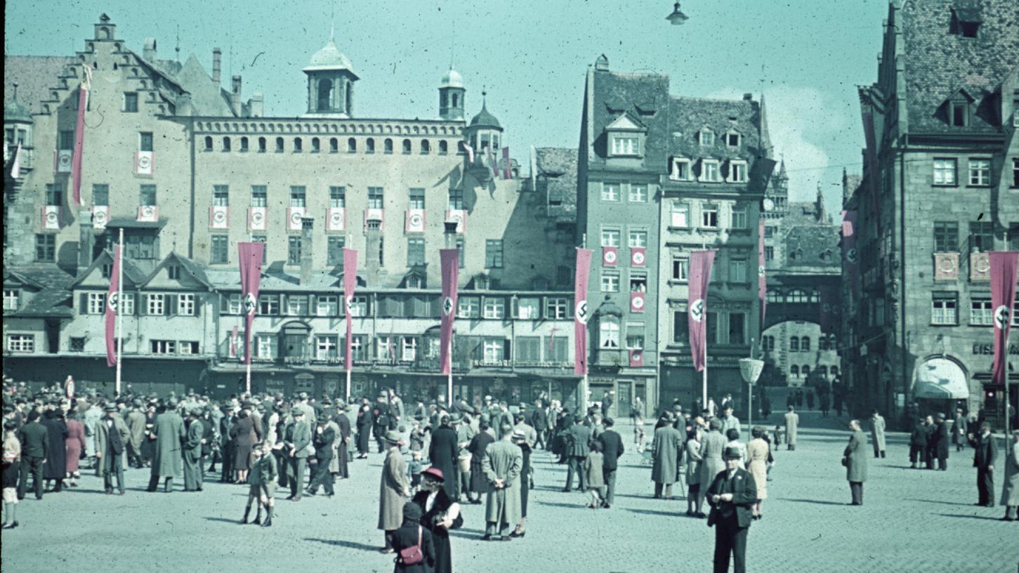 Zu Hitlers 50. Geburtstag am 20. April 1939 wurde rund um den Hauptmarkt geflaggt. Die Nationalsozialisten benannten Nürnbergs wichtigsten Platz in "Adolf-Hitler-Platz" um. Erst nach 1945 erhielt er wieder seinen eigentlichen Namen.