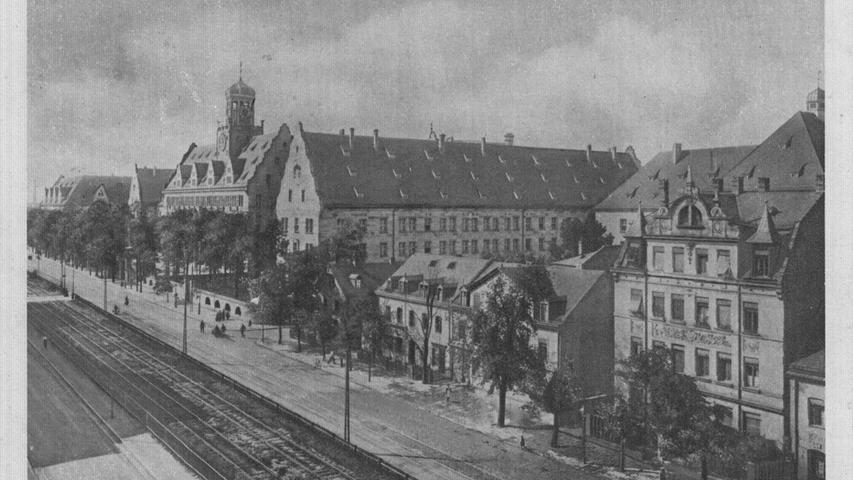 Die Postkarte aus den 1950er Jahren zeigt die Außenansicht des Justizpalastes in der Fürther Straße.