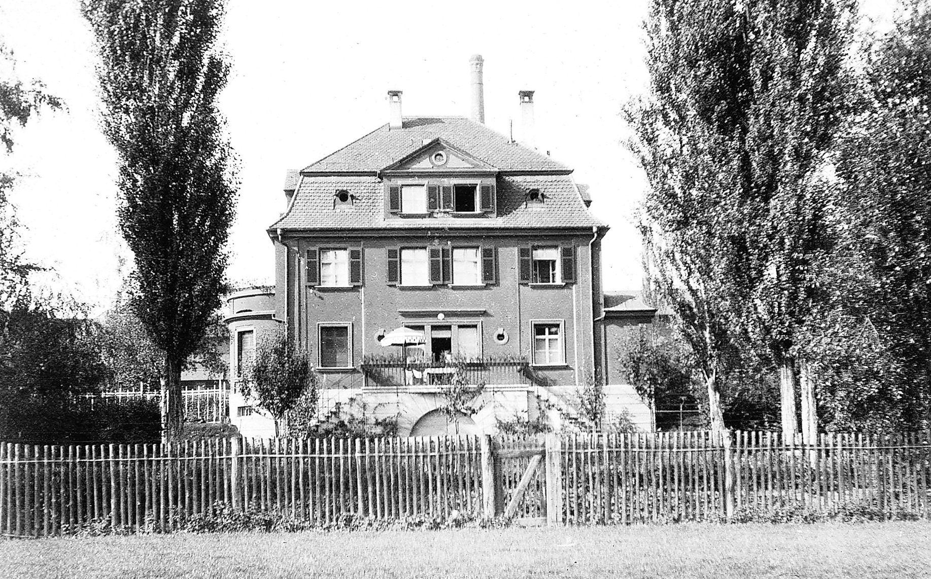 Fotorätsel: Wem gehört das pappelumsäumte Haus?