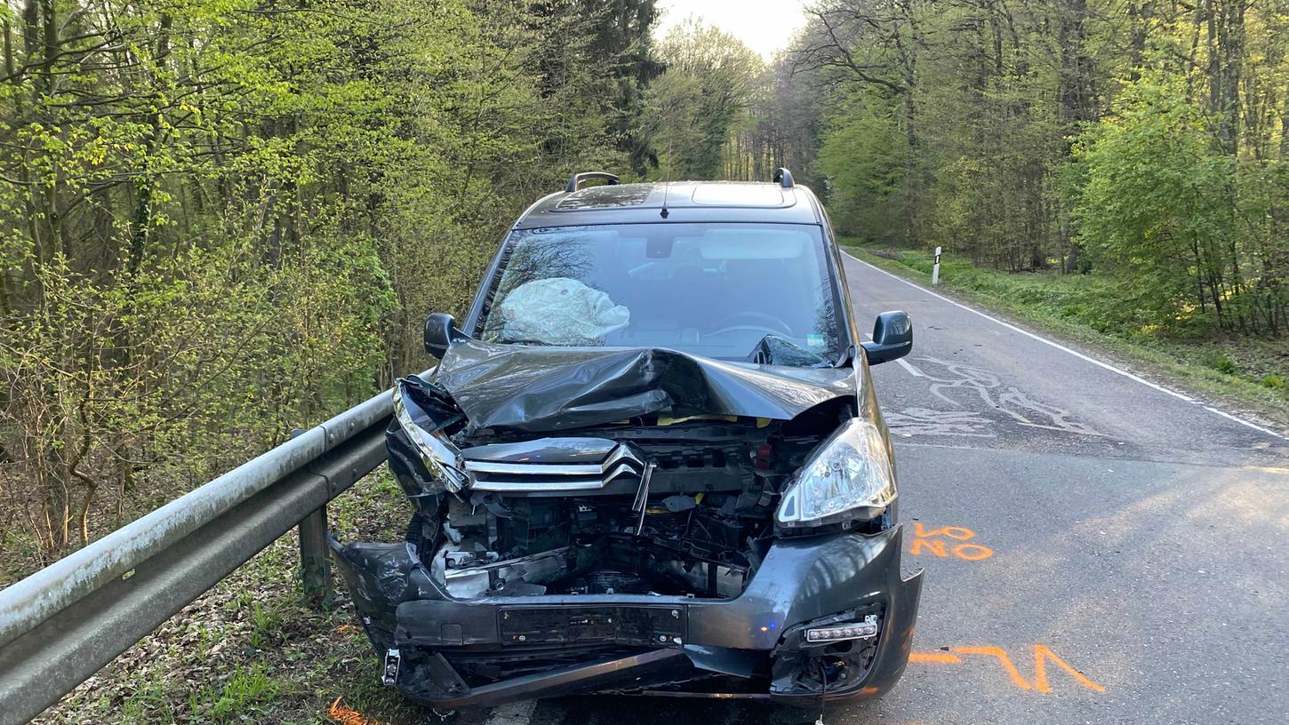 Der Fahrer des Citroen fuhr auf einen Mini auf. Der Unfall ereignete sich auf der Kreisstraße FO17 bei Eggolsheim. 