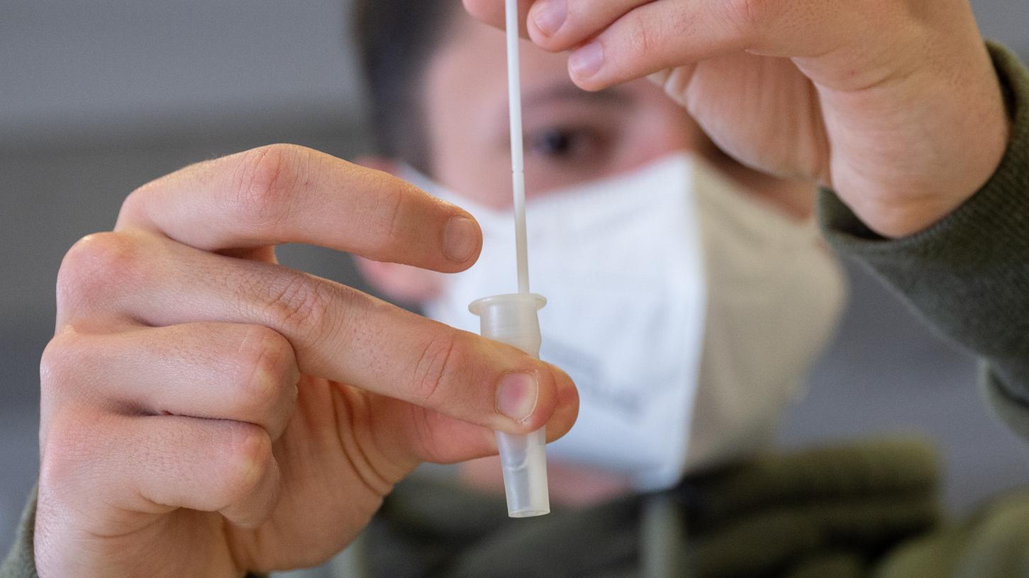 Nach einem positiven Schnelltest an der Schule müssen die betroffenen Schüler einen PCR-Test machen. Doch dessen Auswertung dauert derzeit viel zu lange.
Nach einem positiven Schnelltest an der Schule müssen die betroffenen Schüler einen PCR-Test machen. Doch dessen Auswertung dauert derzeit viel zu lange.