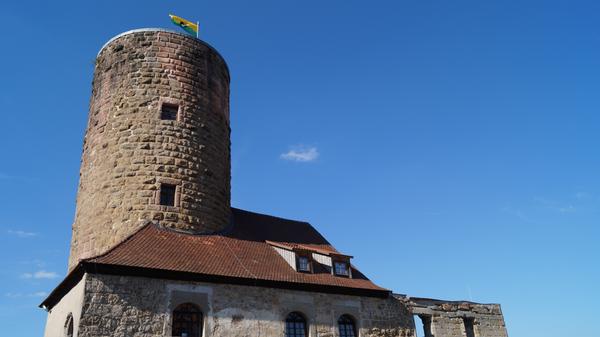 Wer am Kanal weiter südlich fährt, passiert nicht nur zahlreiche historische Schleusenhäuser. Bei Burgthann können sich Interessierte auch die Burg Thann ansehen, deren Ursprünge im 12. Jahrhundert liegen. Ein Museum in der Burg zeigt die Geschichte des Gebäudes sowie des Ludwigkanals. Von April bis Oktober hat es jeden ersten und dritten Sonntag im Monat geöffnet.