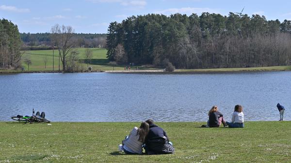 Wer seinen Füßen während der Radtour eine kleine Entspannung gönnen möchte, kann durch den Rothsee bei Allersberg waten - er ist der nördlichste Punkt des fränkischen Seenlands. Das nahegelegene Hilpoltstein bieten neben einer schmucken Altstadt samt Burg auch ein paar Einkehrmöglichkeiten.