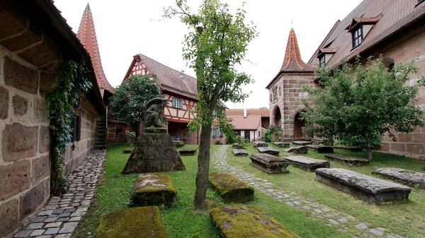 Ohne große Anstrengungen - da die Strecke relativ flach ist - lässt sich eine Tour um den Nürnberger Flughafen zu den Dörfern im Knoblauchsland unternehmen. Jeder Ort hat seine eigene Geschichte, manche haben beeindruckende Bauwerke, wie etwa die Wehrkirche St. Georg in Kraftshof.